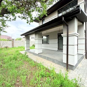 Будинок 125 м² у Бучі, вул. Азовська — $140 000. Всі центральні комунікації, тераса, паркування. Пішки до Avenir Plaza, гімназії, поліклініки.