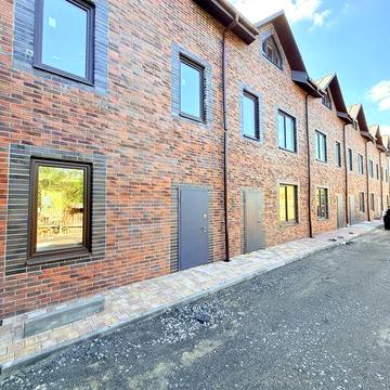 Кутовий таунхаус 84 м² в Ірпені — $79 000. Вільне планування, мансарда з вікнами, окремий двір. Поруч центр міста.