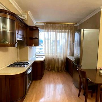 Продам простору 3-кімн. квартиру на вул. Парковий з ремонтом та меблями (3-292-044)