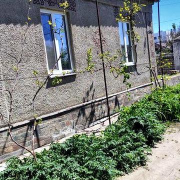 Центр міста. Більша частина будинку( на 2 хазяїна), окремі вхід заїзд двір приват земля  у/з ПРОДАЮ