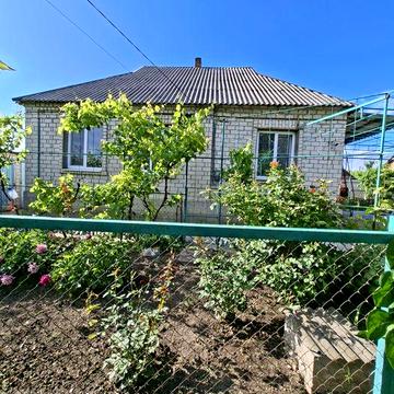 Продам будинок з газом та санвузлом,район 1 лікарні.
