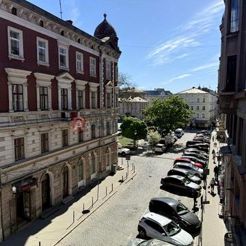 Оренда 4 кім квартири у центрі Львова, вул. Валова