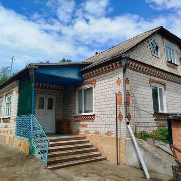 Будинок з присадибною ділянкою в с. Тростянчик
