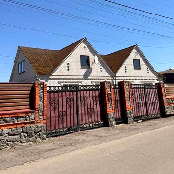 Цегляний будинок 256 м2, з ділянкою 7 соток, центр Бородянки (+ підвальне приміщення) від власника