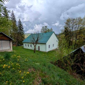 Будинок з ділянкою  252м2.