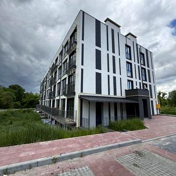 Продається квартира з балконом, поряд бучанський парк. Можна під державні програми. Розвинута інфраструктура магазини, зупинка громад транспорту