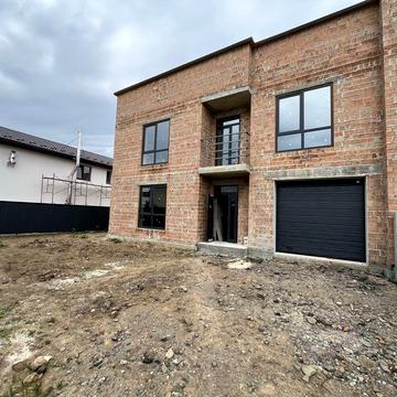 Продається таунахус 155 м2 з гаражем. Висока якість будівництва. На здачі.