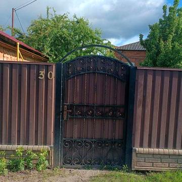 Продам пів будинку в центрі міста.