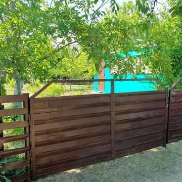 Дача біля лісу і озера