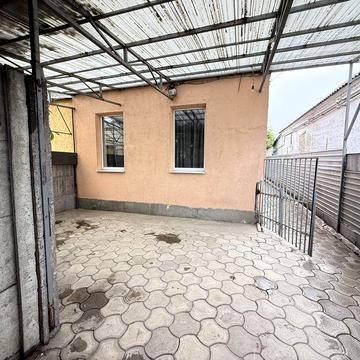 Продаж частини будинку з окремим двором на пр. Металургів