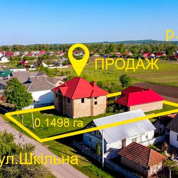 Сучасний особняк біля міста.