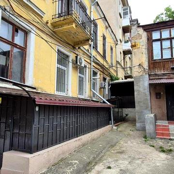 Большая квартира с фасадными окнами!
