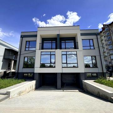 Продається просторий 3-поверховий таунхаус поруч річки Бистриця та Німецького озера. Будинок має 2 житлові поверхи та цокольний поверх.