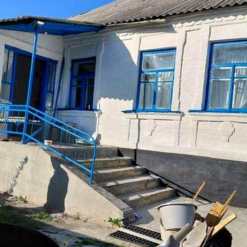 Продається будинок у  м.Богуслав Київської області  у будинку є газ,світло 3фази та  двозонний лічильники у дворі колодязь гаражтуалет  ,будинок 58 м.