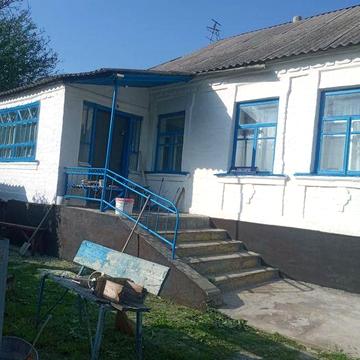 Продається будинок у м Богуслав Київської області у будинку є газ світло 3 фазний 2 зонний лічильник