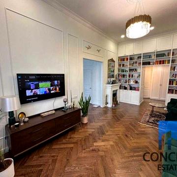 Продам дизайнерскую 2к в классическом стиле. Центр!