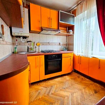 Житлова 3-кімнатна квартира з власним опаленням, меблями та технікою.