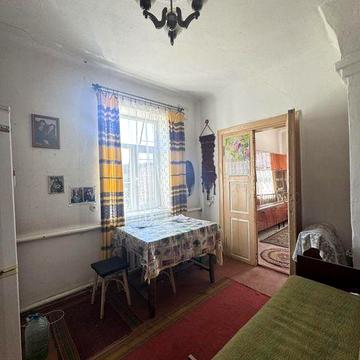 Продається частина будинку в центрі міста.