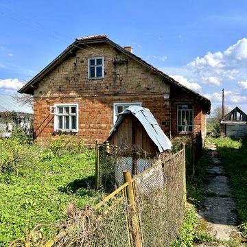 Цегляний будинок хата