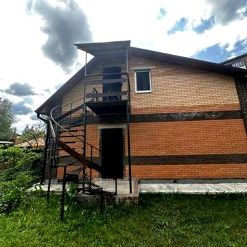 Поділ частина будинку з місцем для авто