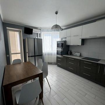 Здам вперше трикімнатну  біля Парку Грушевського 21,23000гривень