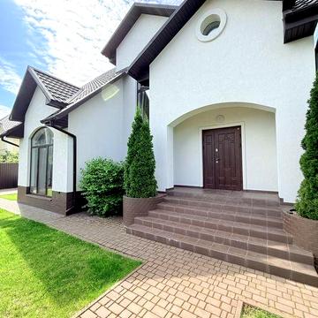 Будинок 180 м² + мансарда 60 м² у Дмитрівці, ділянка 12 соток — $238 000. Якісний ремонт, свердловина 92 м, мінімальне оформлення.