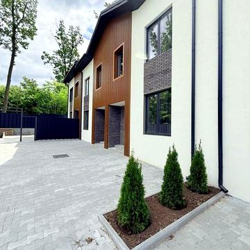 Таунхаус 87 м² + мансарда в Ірпені, вул. Надсонова — $86 000. Всі центральні комунікації, асфальтований підїзд. Розстрочка до 6 місяців.