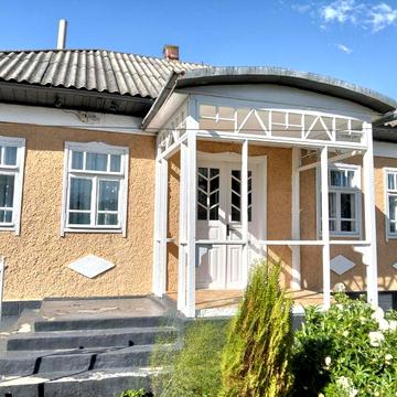 Приватне домогосподарство.В тихому затишному місці.т.068 978 03 23. 067 417 16 30.