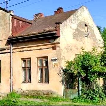 Будинок у стані реконструкції на затишній вулиці за 2,5 км. від Ратуші.