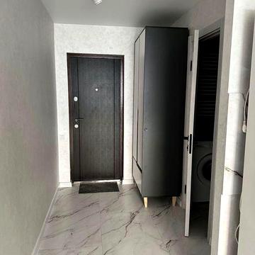 Продам двух комнатную квартиру в центре