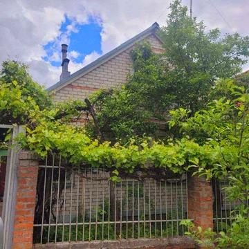 Продам дом пос. Высокий за АТБ по ул.Ржавец дом 2-х. эт кирп. 90-х год.