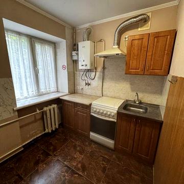 Продаж  2 кім. квартири . Вул. Боберського . 4/5 цегляного будинку.
