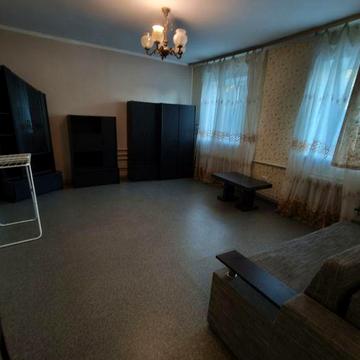 Здається пів будинку в центрі Борисполя.
