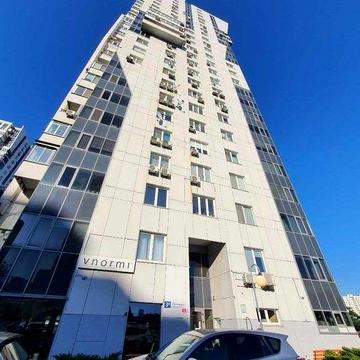 Продам 2к квартиру Срібнокільська 3В ЖК Корона