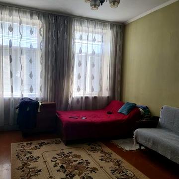 Оренда однокімнатної квартири  по вул Руська,  перший поверх.