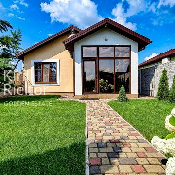 В коттеджном городке «Золотые Ключи» продается уютный дом с крытой парковкой, зоной барбекю и ландшафтным дизайном