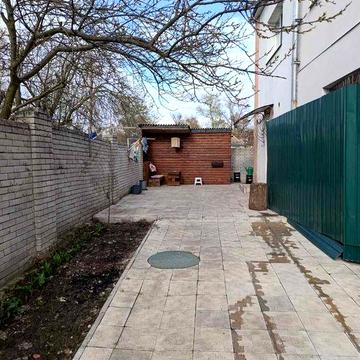 Частина будинку з власним двором. Район Лука. Від власника.