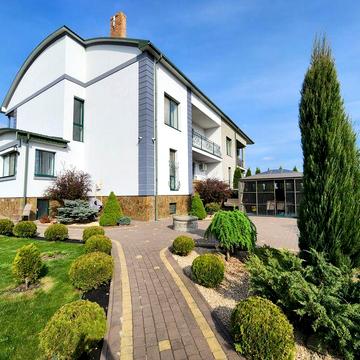Продам гарний будинок біля міста з гарним ремонтом 330м2