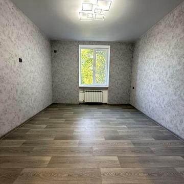 Продам 2-комнатную крупногабаритную квартиру в центре