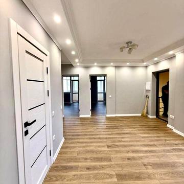 Простора квартира з євроремонтом та великою терасою 20 м²