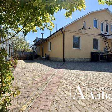 Продам простору ЧАСТИНУ БУДИНКУ