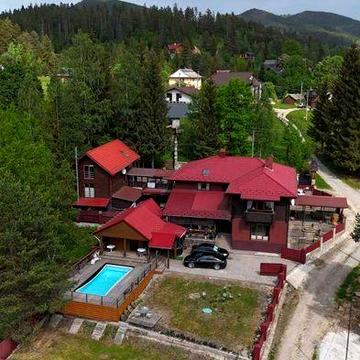 Відпочинковий комплекс з басейном у Микуличині