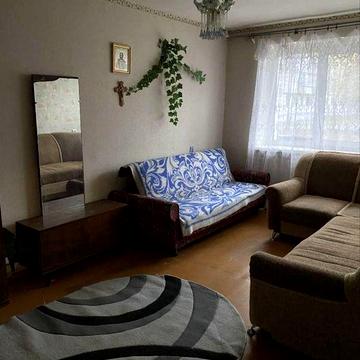 Здається в оренду двокімнатна квартира на першому поверсі в зручному районі Звягеля