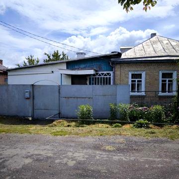 Продам частину будинку і земельну ділянку правильно ї форми