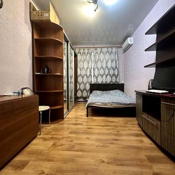 Продам гостинку 5 мин метро Защитников Украины , конный рынок