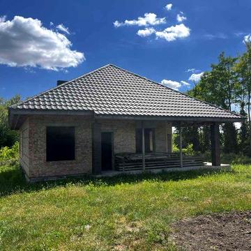 Є Будинок біля водойми
