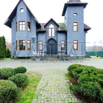 Продаж унікального середньовічного замку у Зазимї з конюшнею
