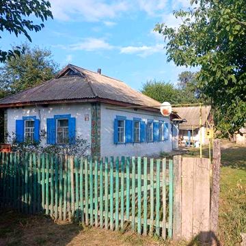 Продам будинок в центрі села
