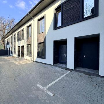 Таунхаус 95 м² + мансарда 30 м² у центрі Ірпеня, вул. Ярославська — $99 000. Навпроти парк Незнайка, поруч школа №17 та центральна площа.