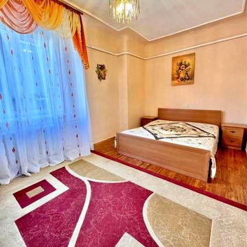 Квартира з 2  роздільними кімнатами на Українській (центр міста)